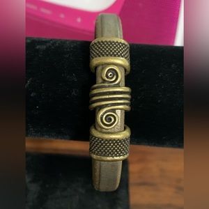 Bracelet with magnetic clasp